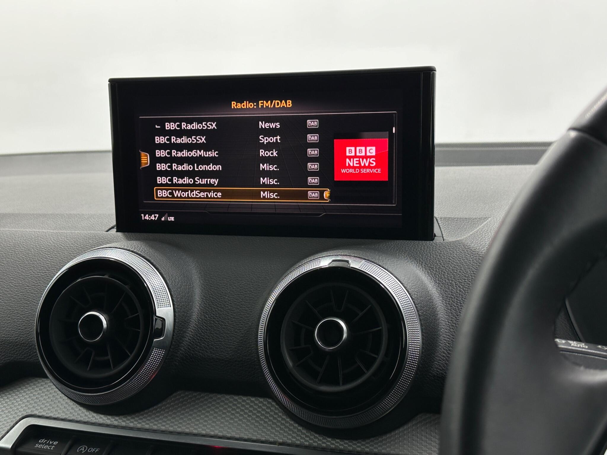 Audi Q2 view 24
