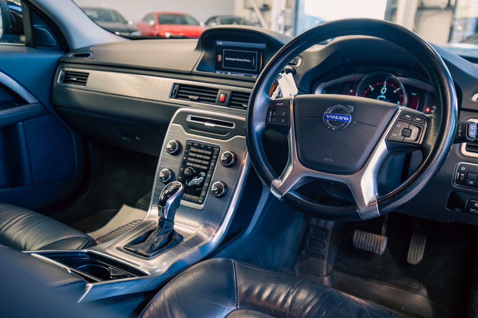 Volvo XC70 view 3