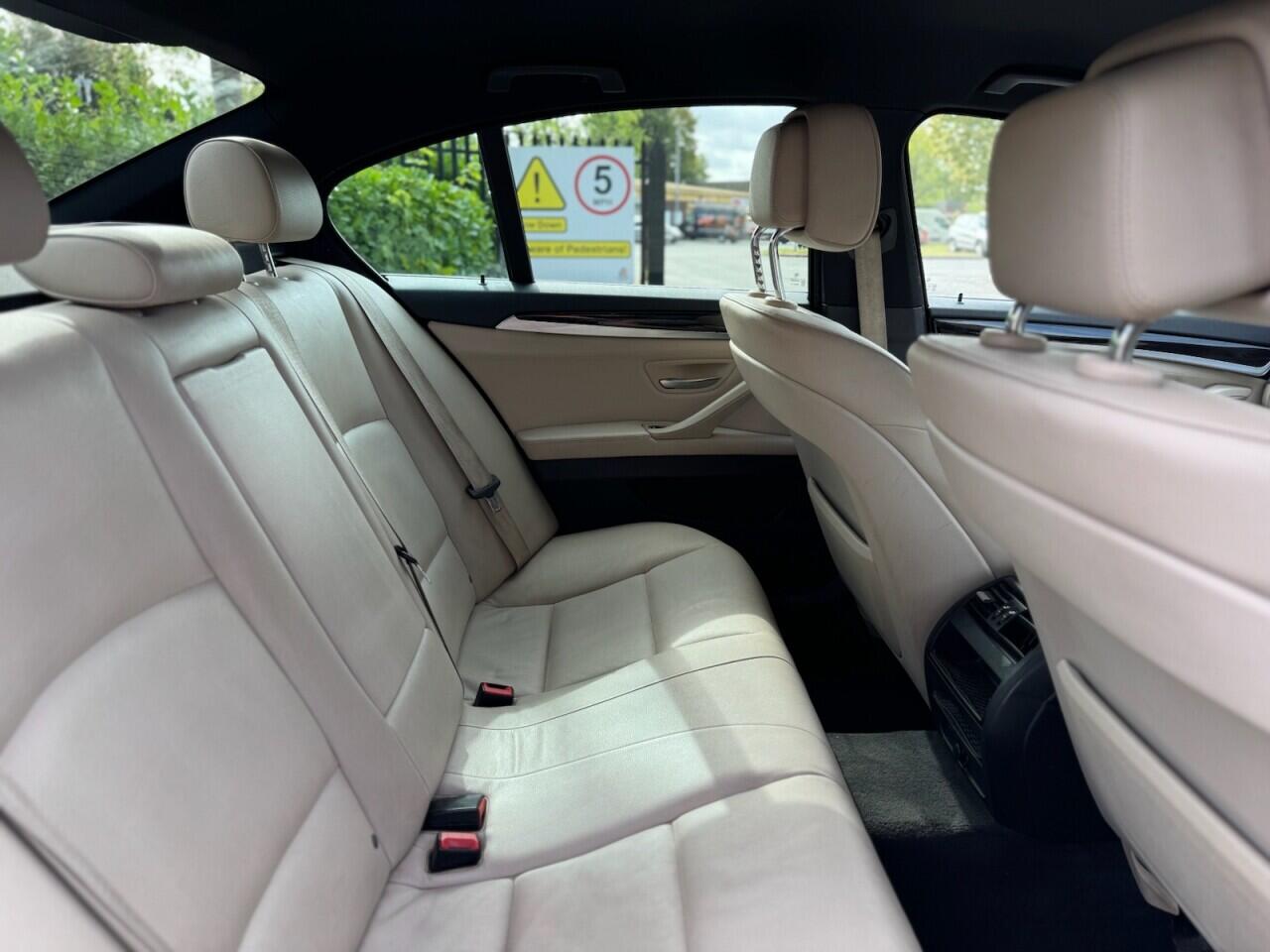 BMW 5 Series view 32