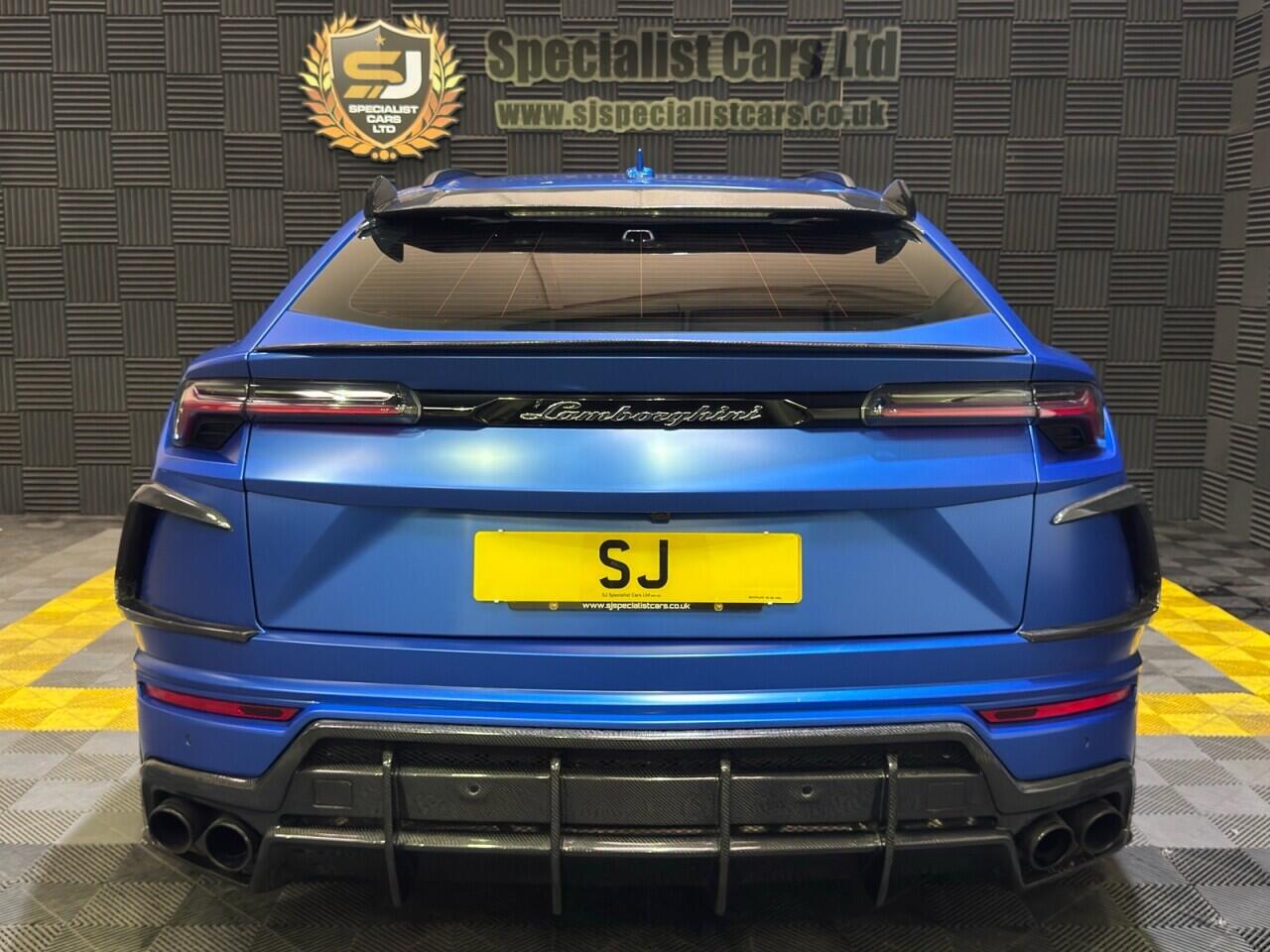 Lamborghini Urus view 3