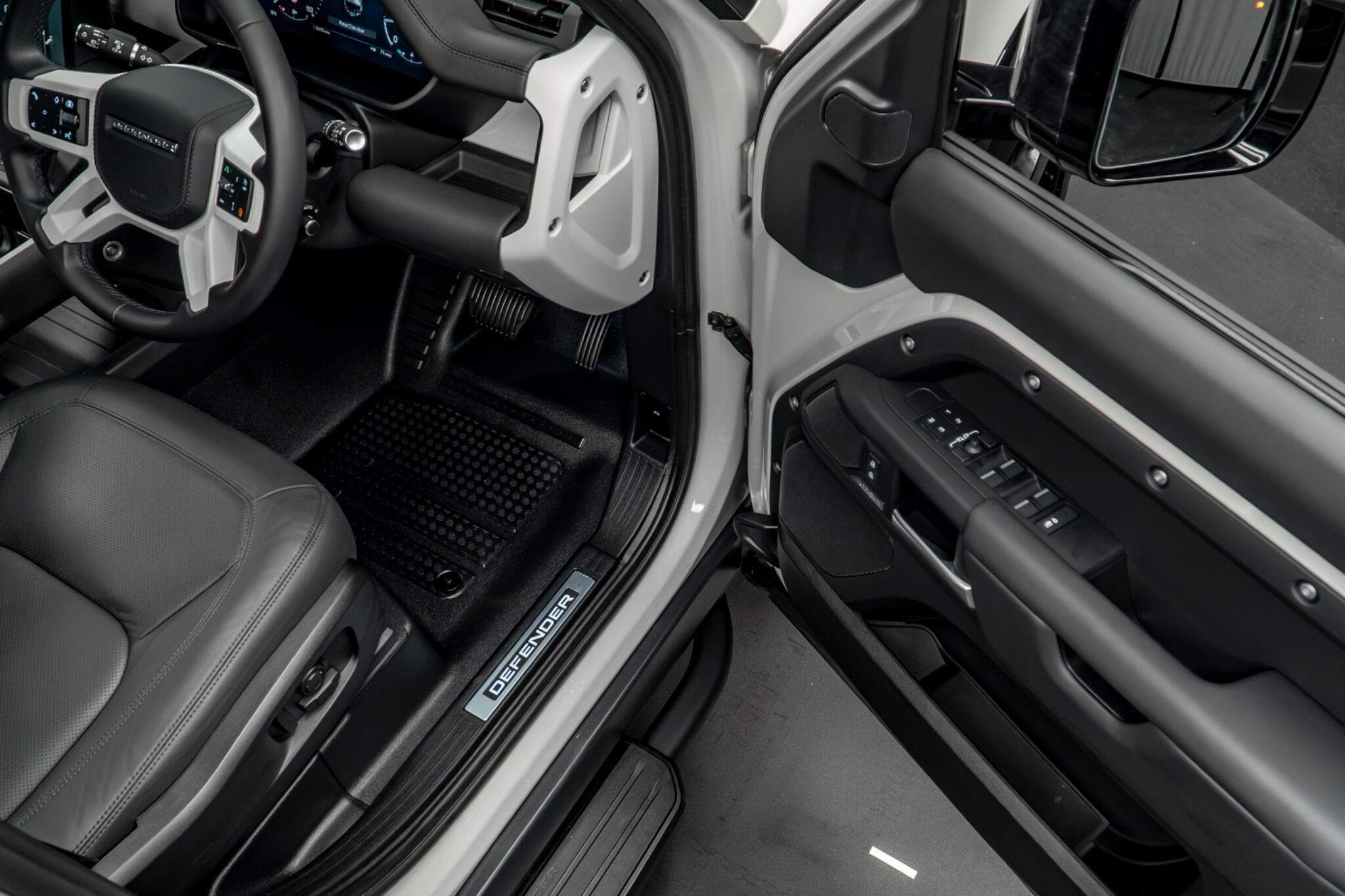 Land Rover Defender view 29