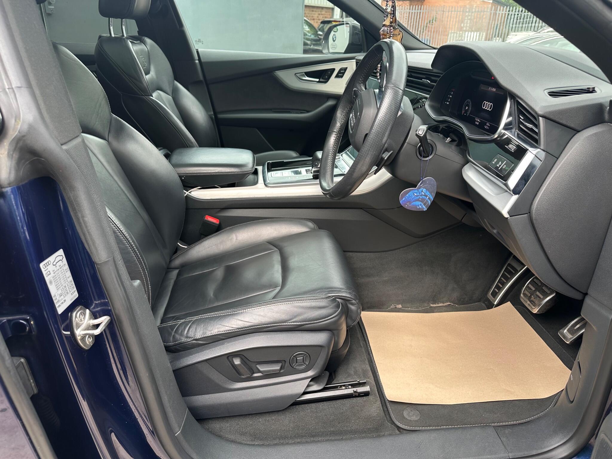 Audi Q8 view 42