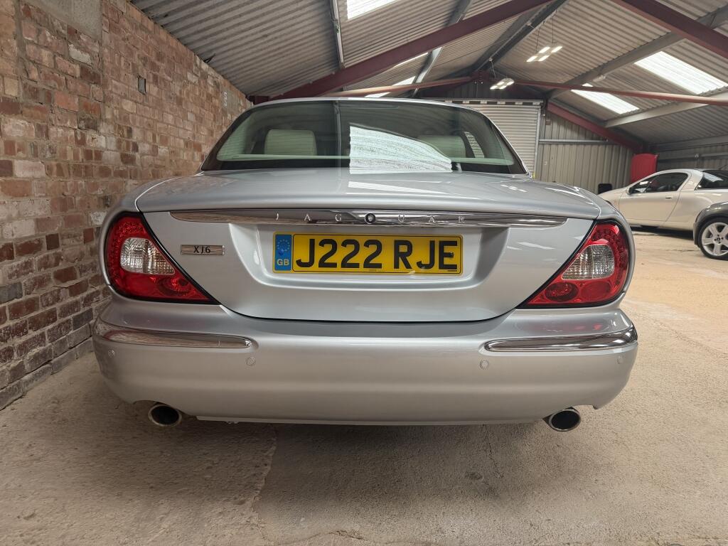 Jaguar XJ view 24
