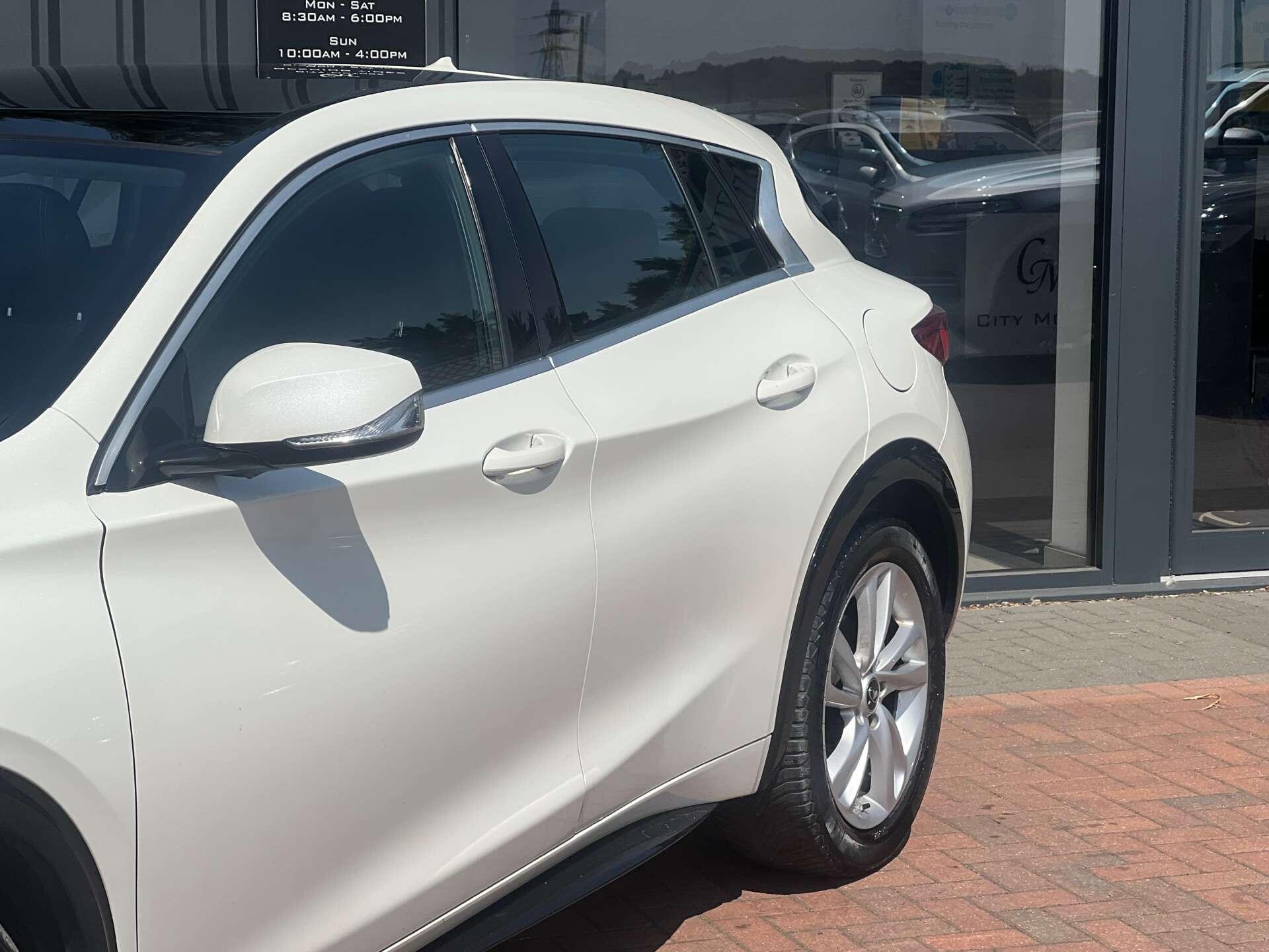 Infiniti Q30 view 3