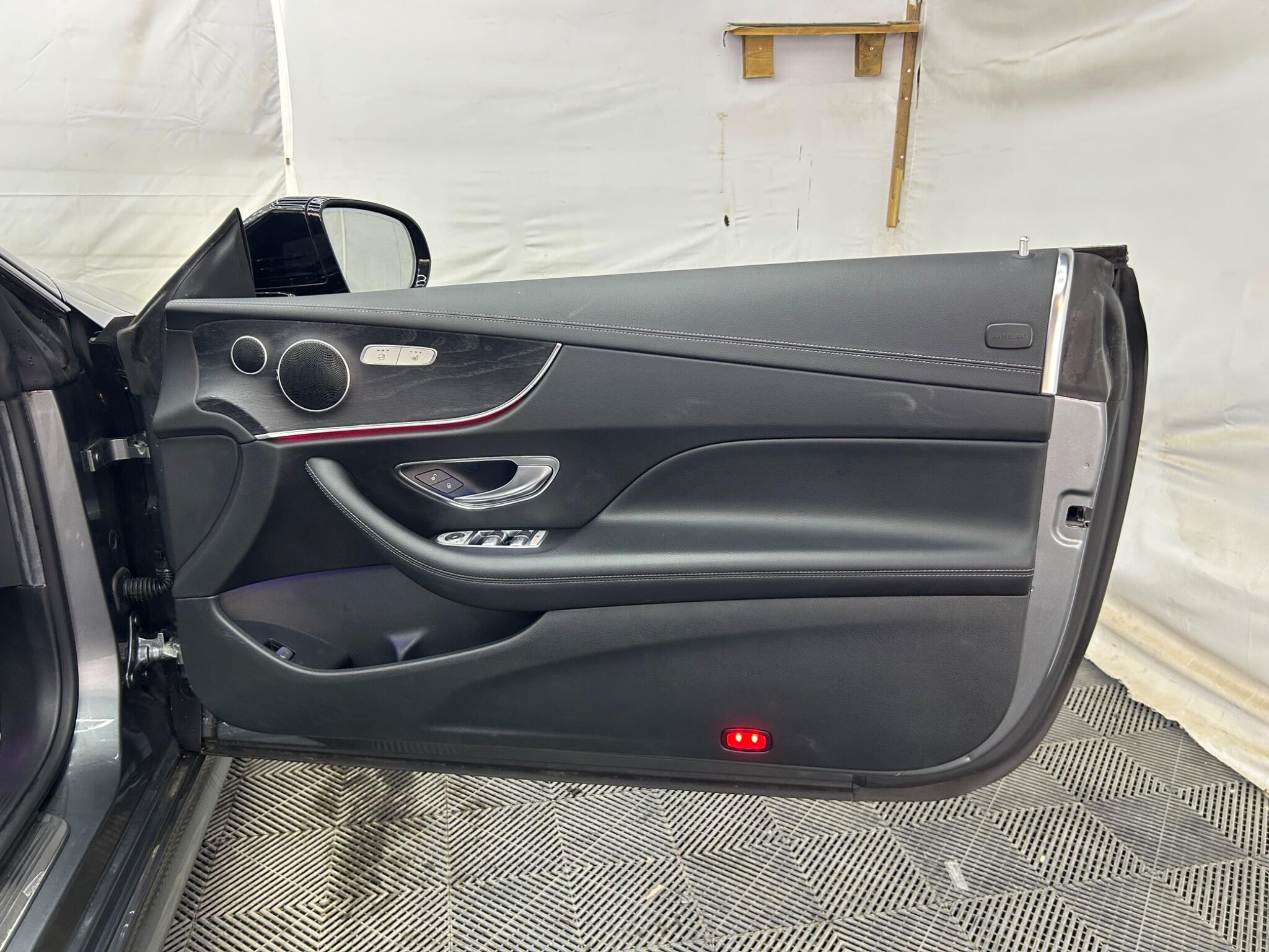 Mercedes-Benz E Class view 28