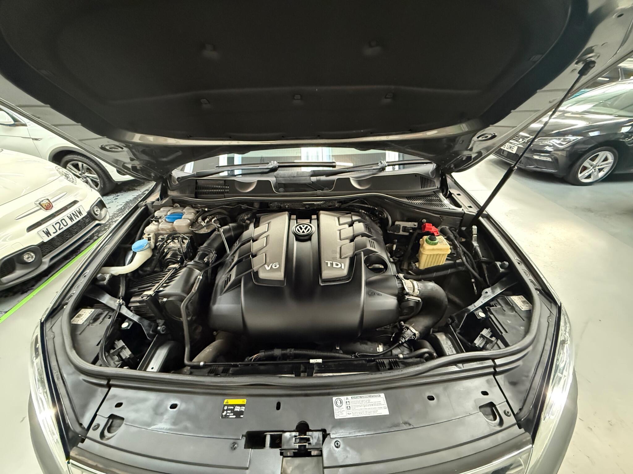 Volkswagen Touareg view 45