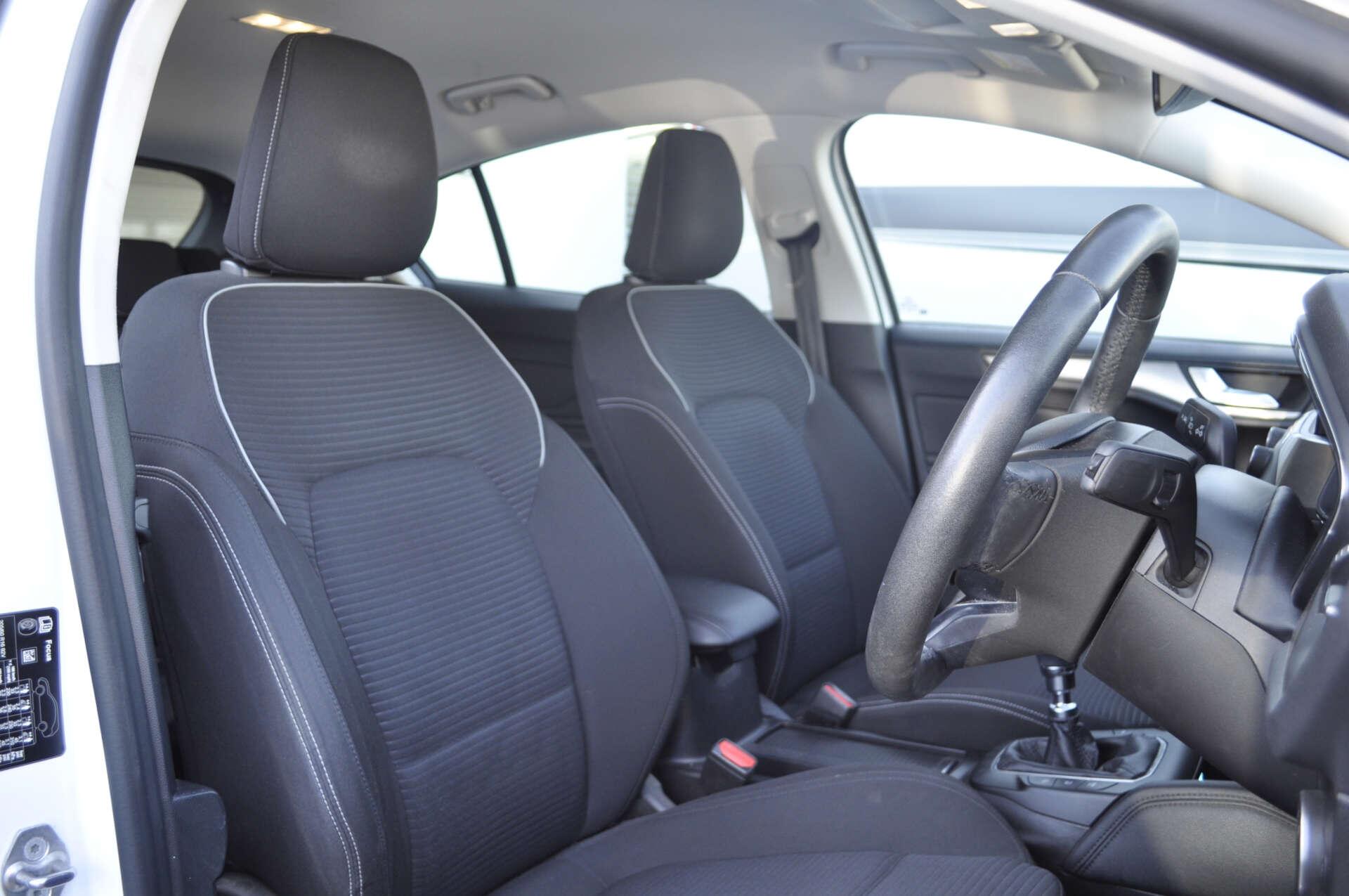 Ford Focus view 10