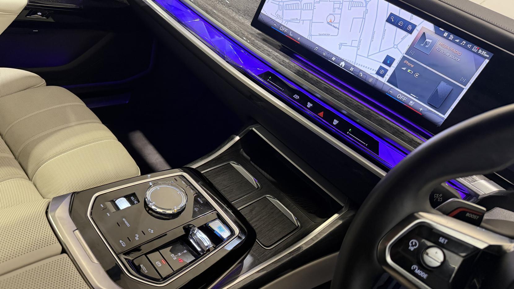 BMW i7 view 34