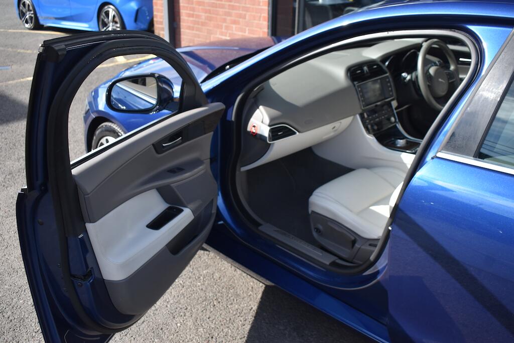 Jaguar Xe view 33