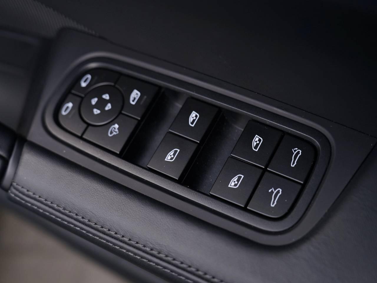 Porsche Cayenne view 43