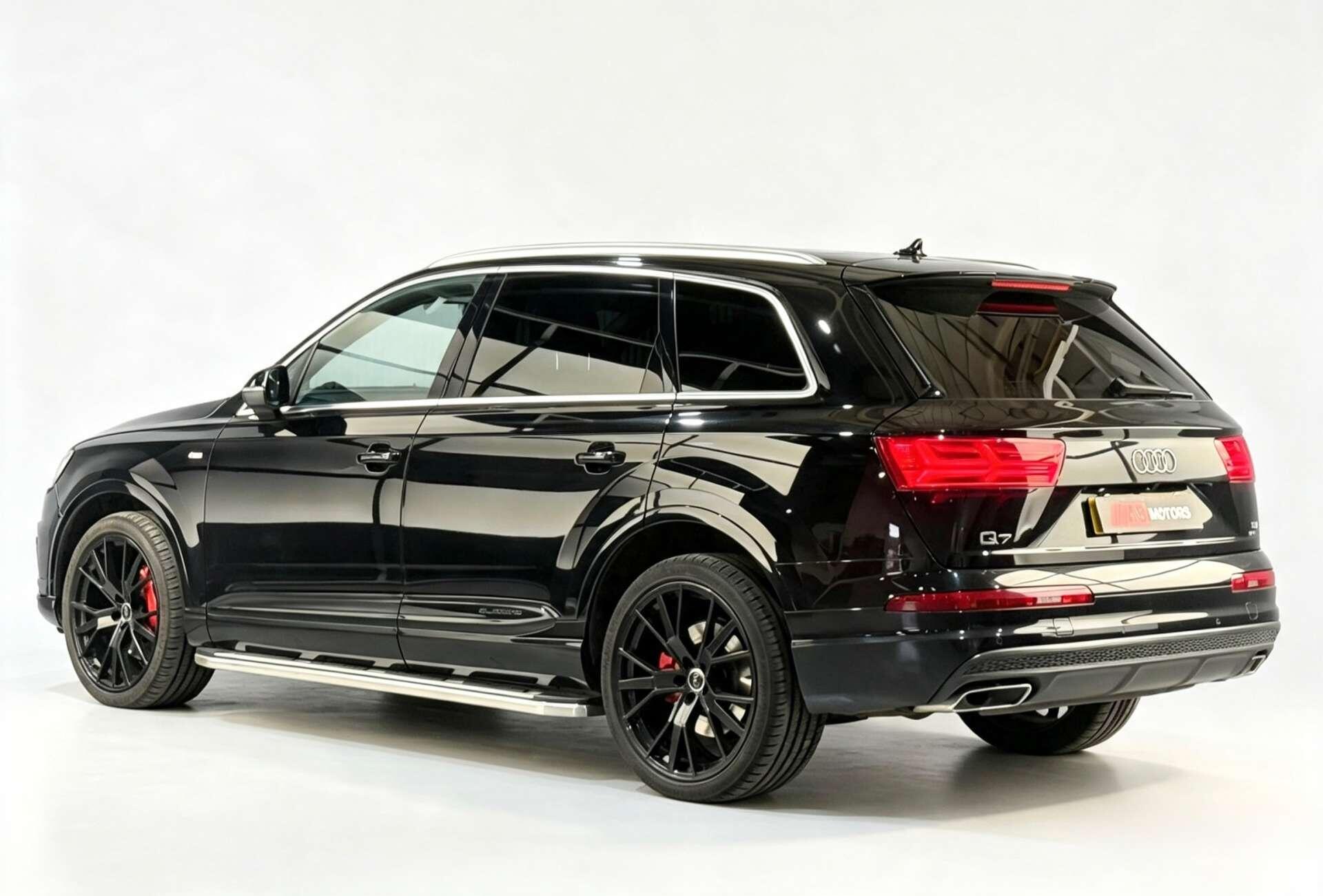 Audi Q7 view 8