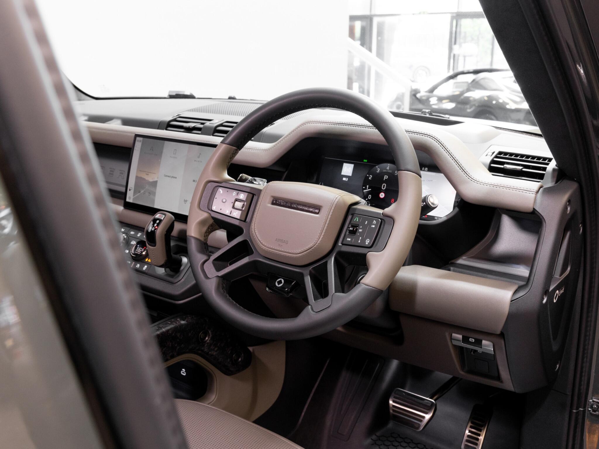 Land Rover Defender 110 view 7