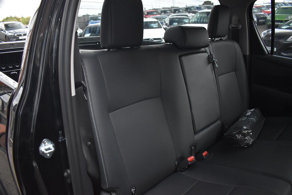 Toyota Hilux view 33