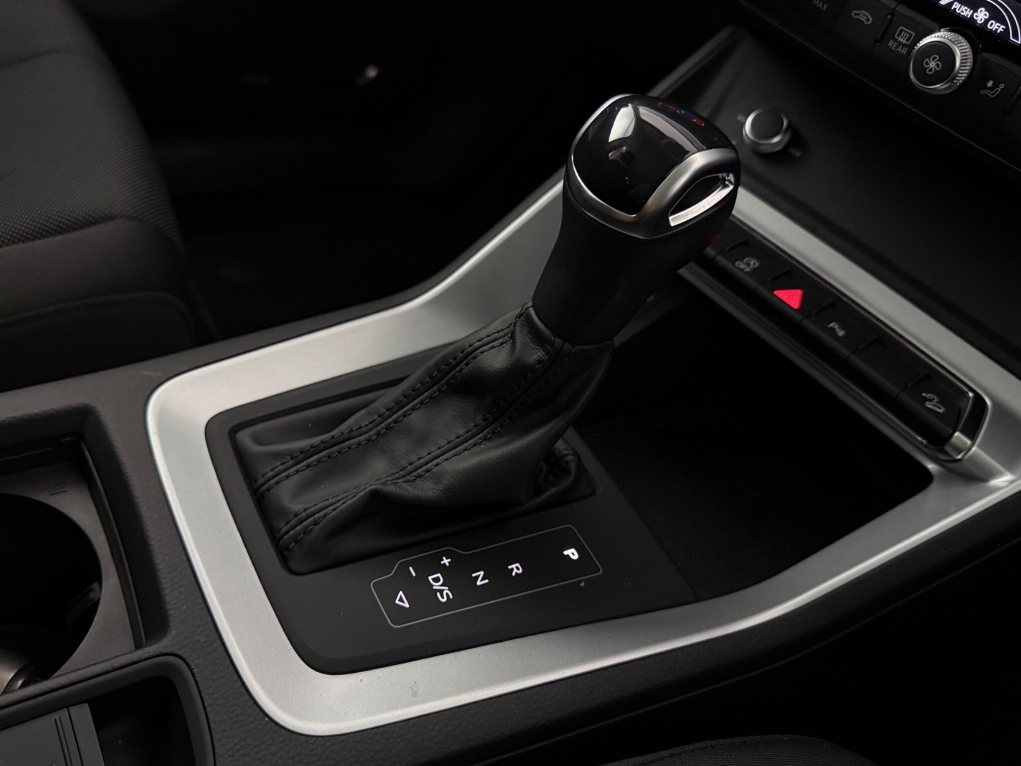 Audi Q3 view 20