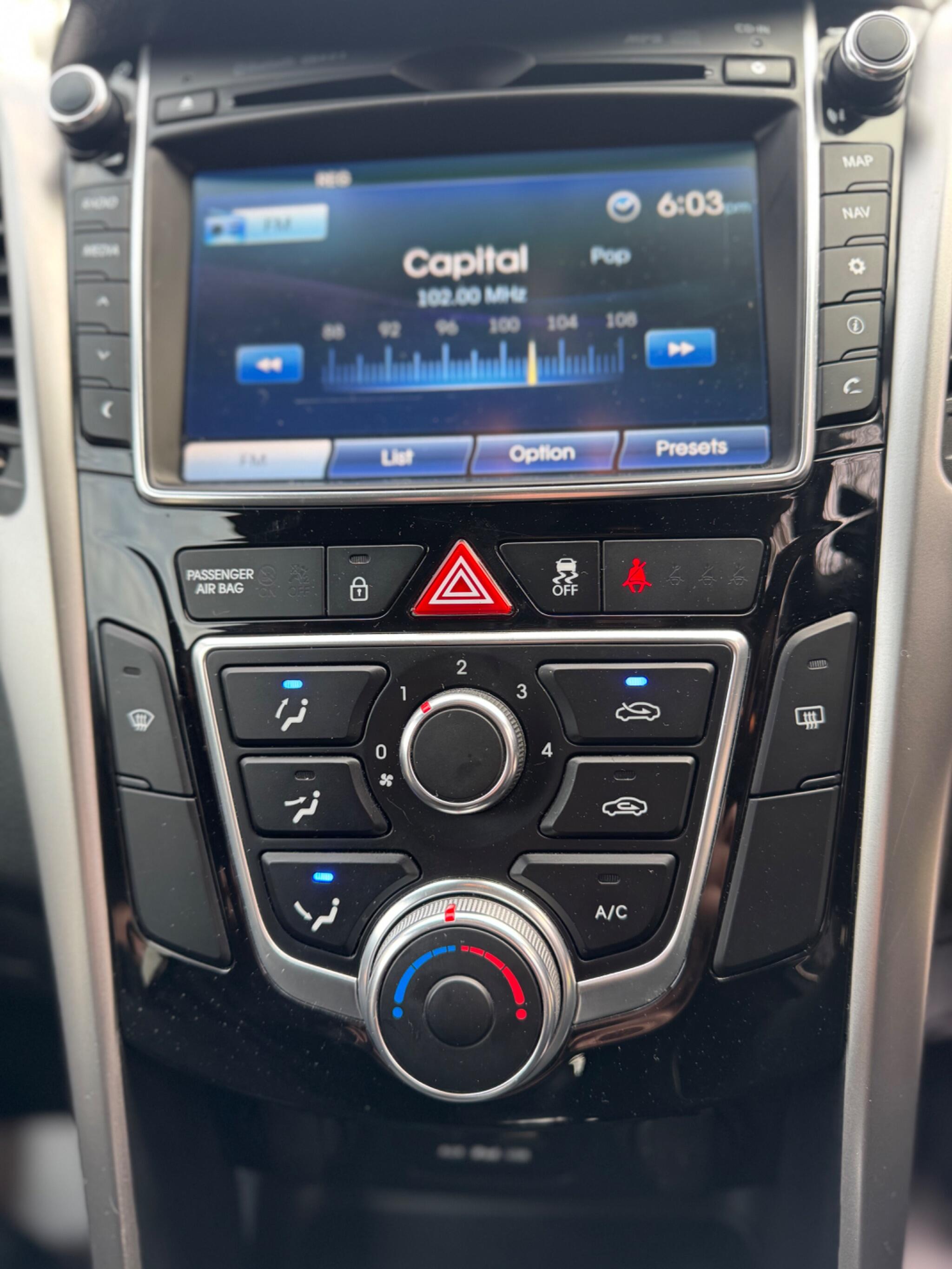 2016 Hyundai i30 1.6 CRDi Blue Drive SE Nav Euro 6 (s/s) 5dr image 57