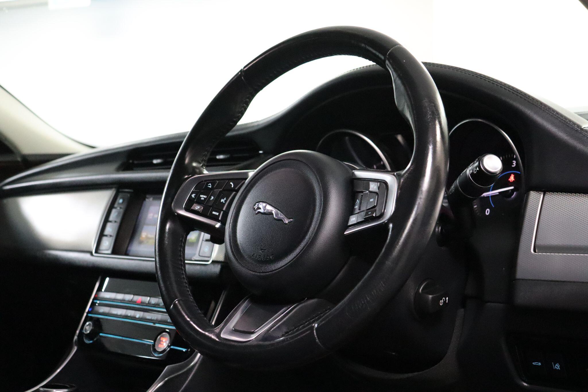 Jaguar XF view 12