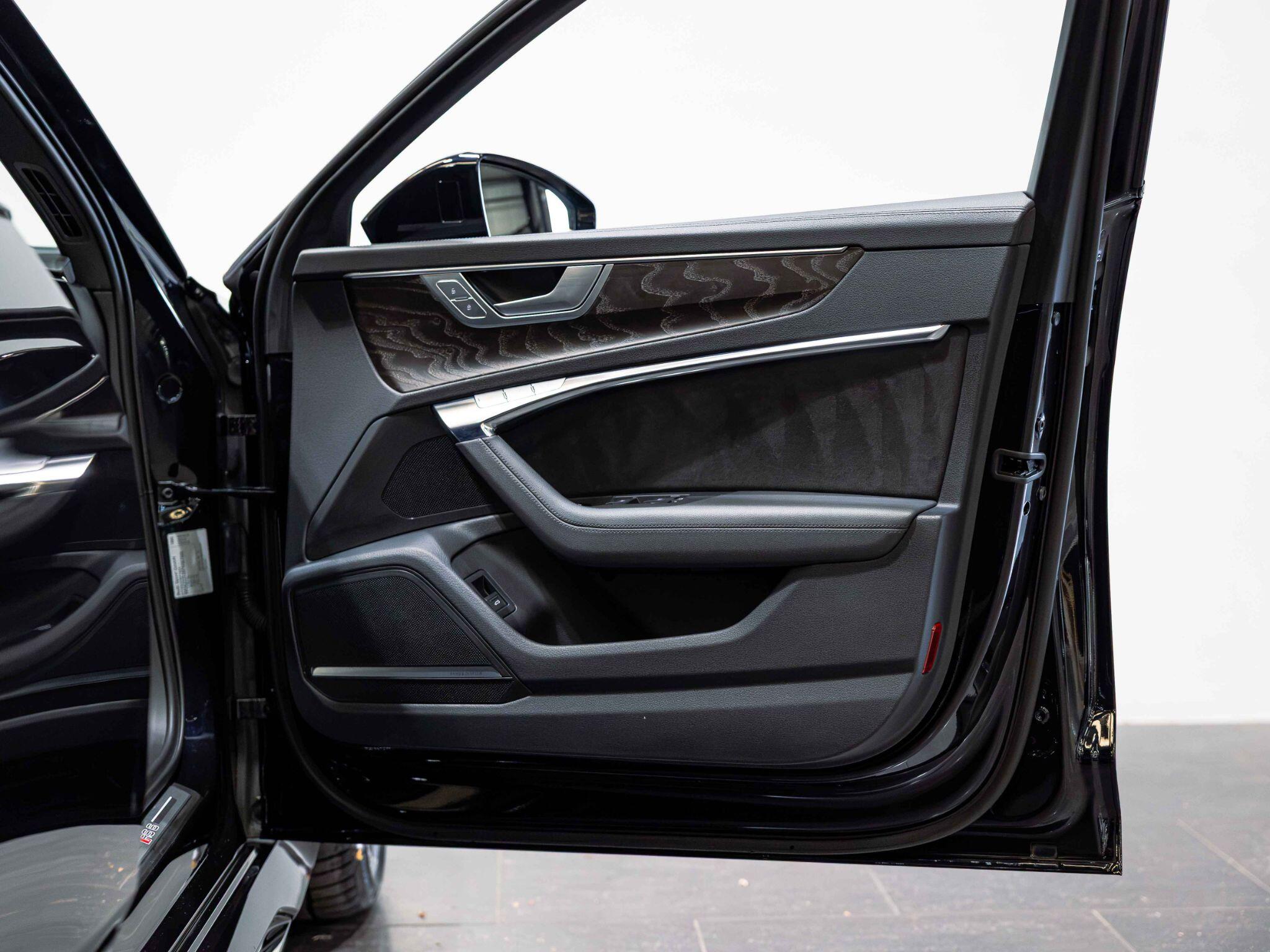Audi RS6 Avant view 23