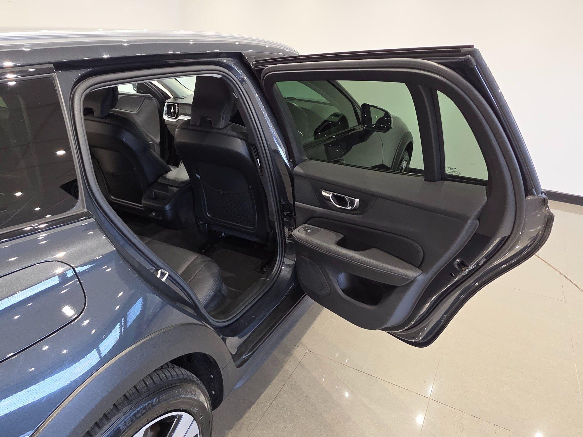Volvo V60 Cross Country view 56