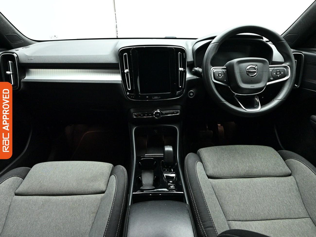 Volvo XC40 view 2
