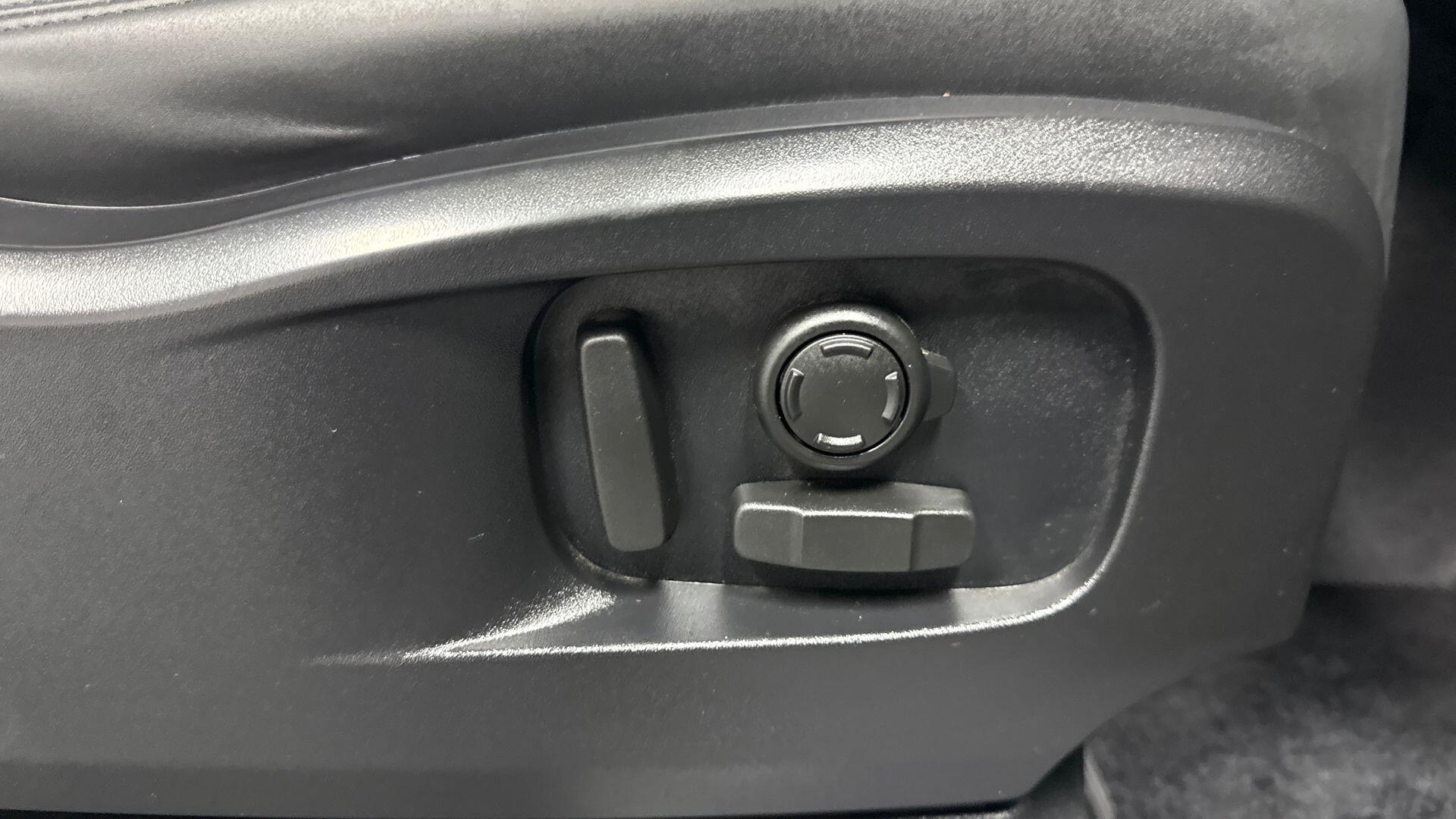 Land Rover Defender view 23