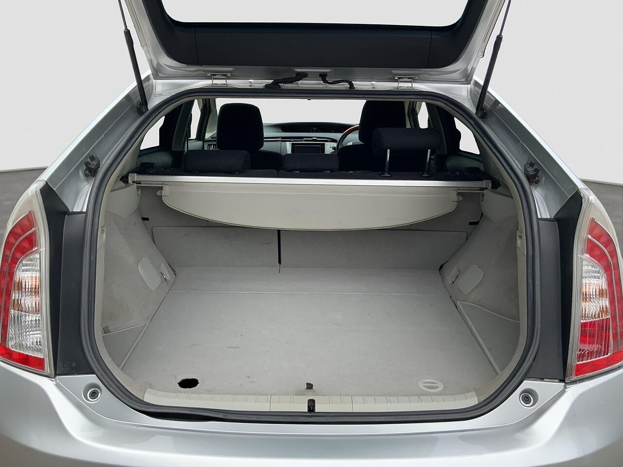 Toyota Prius view 17