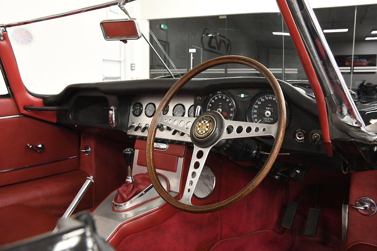 Jaguar E-Type view 5