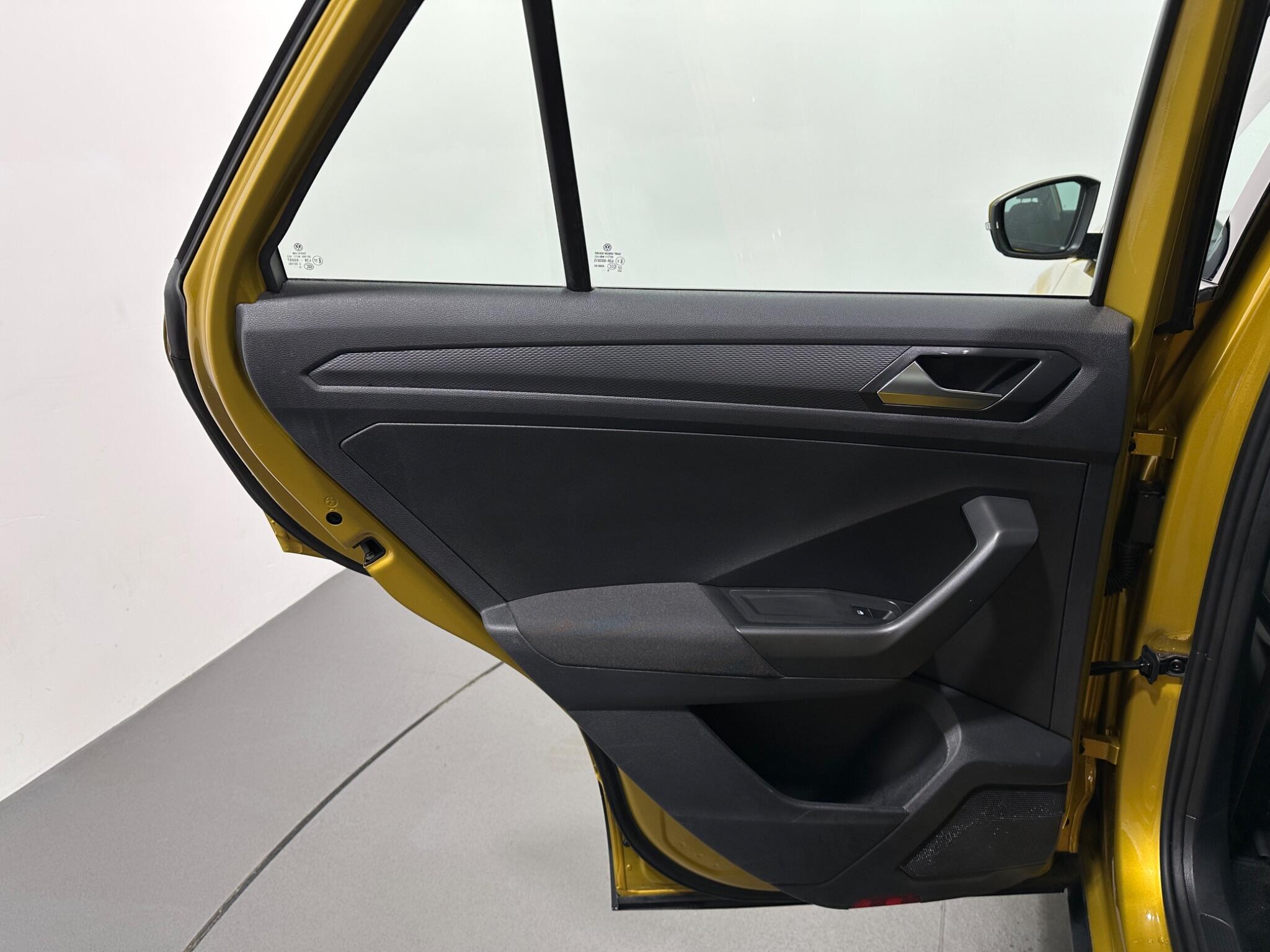 Volkswagen T-Roc view 37
