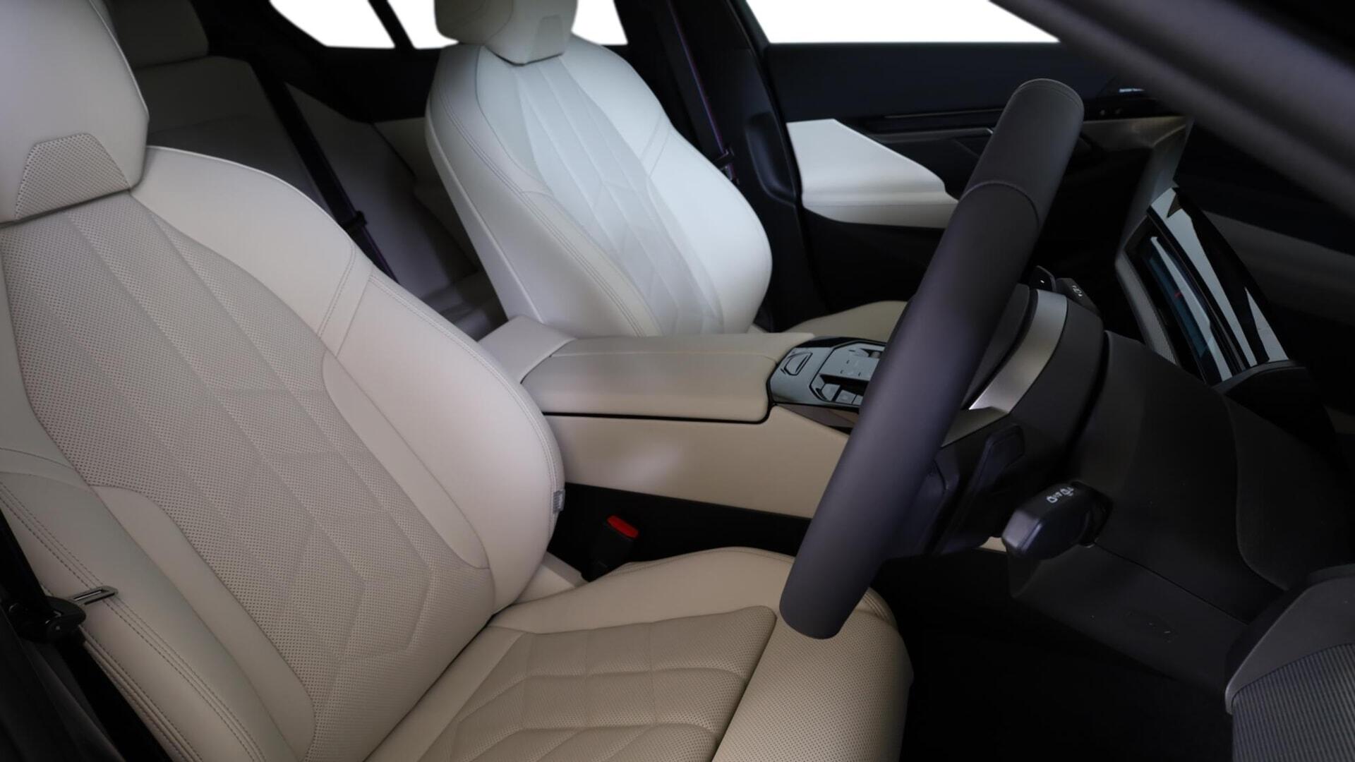 BMW 5 Series view 11