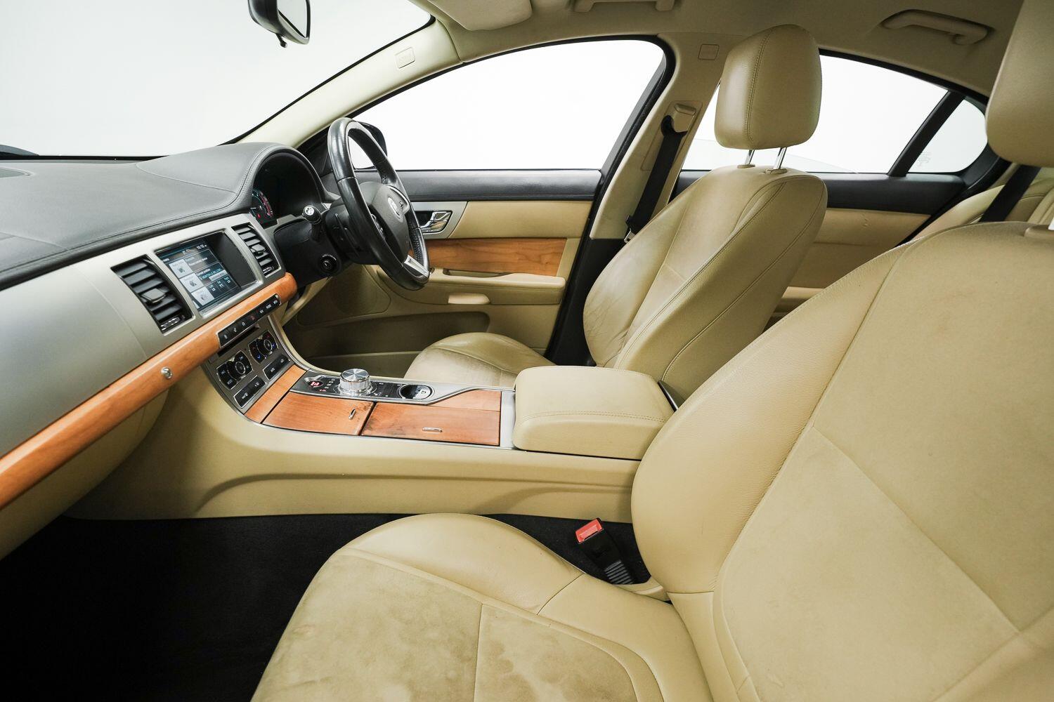 Jaguar XF view 27