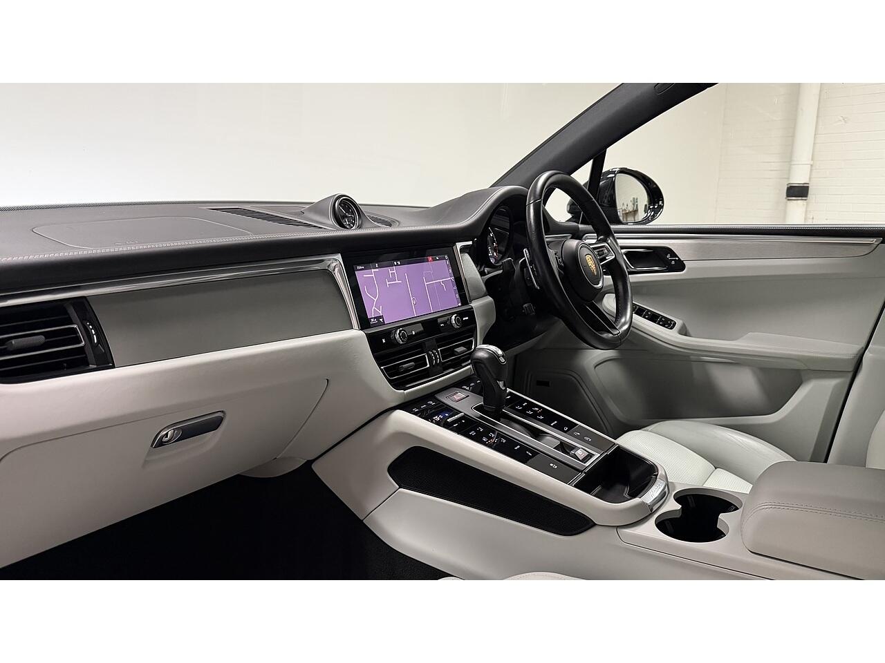Porsche Macan view 28