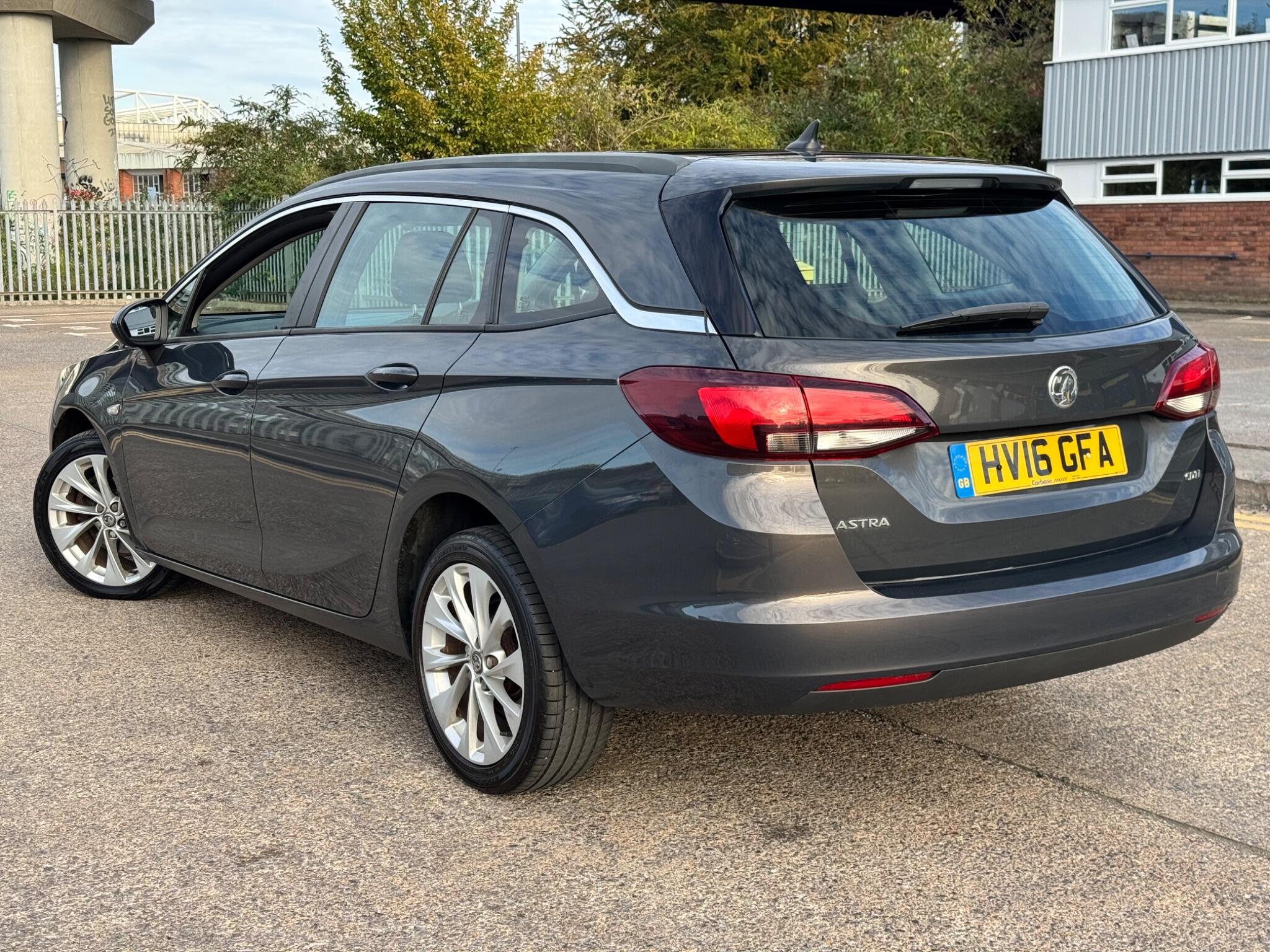 Vauxhall Astra view 4