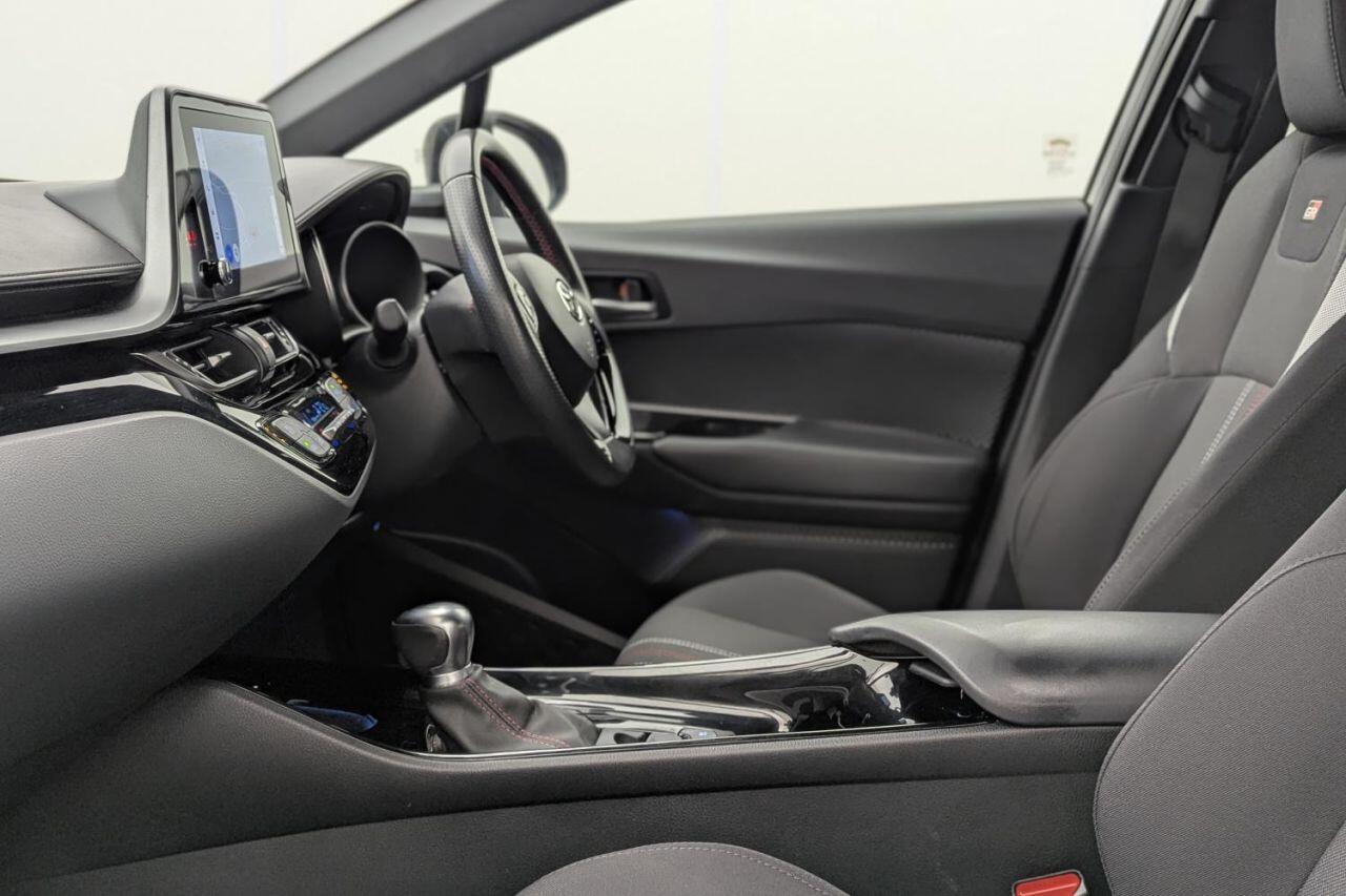 Toyota C-HR view 24