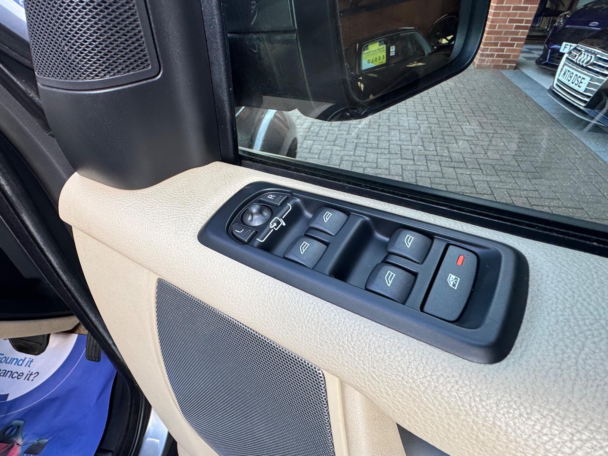 Land Rover Discovery 4 view 12