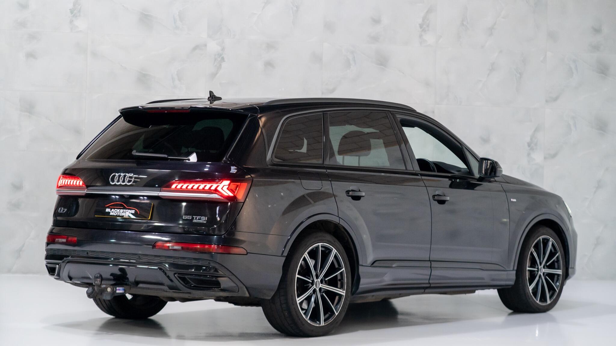 Audi Q7 view 6