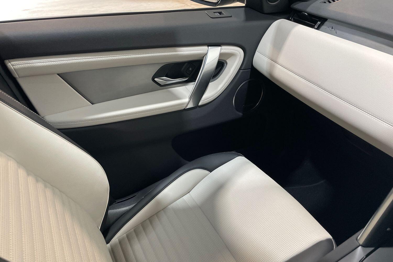 Land Rover Discovery Sport view 40