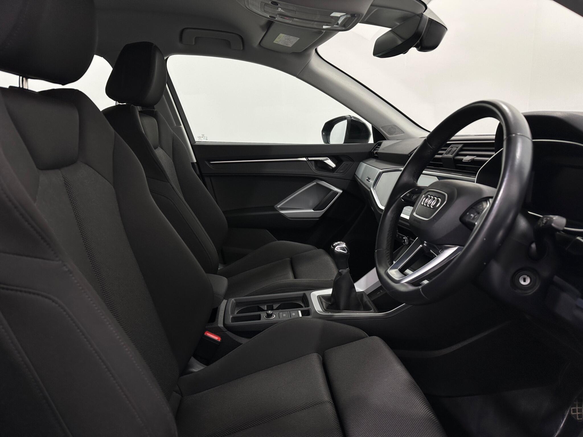 Audi Q3 view 32