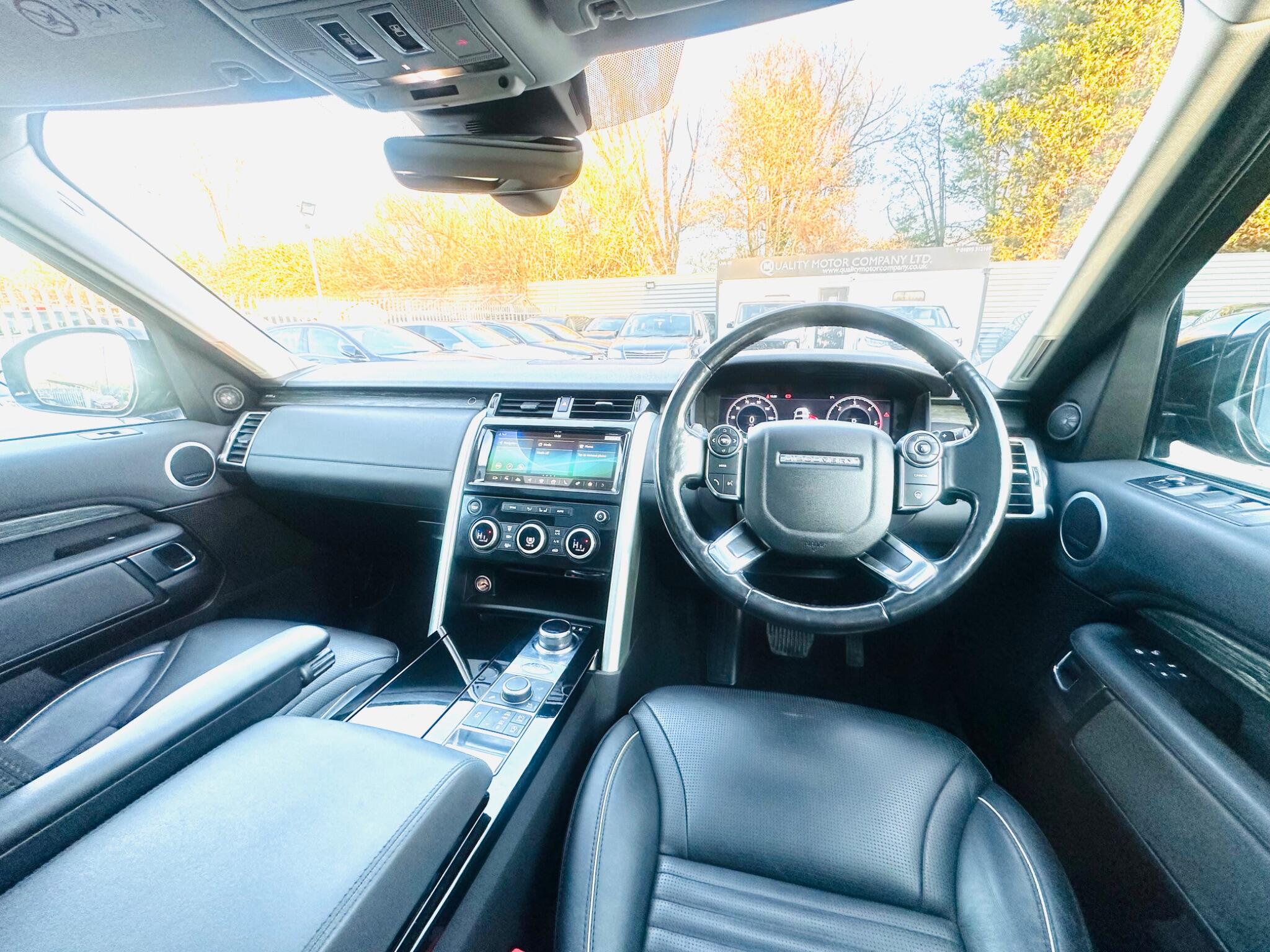 Land Rover Discovery view 3