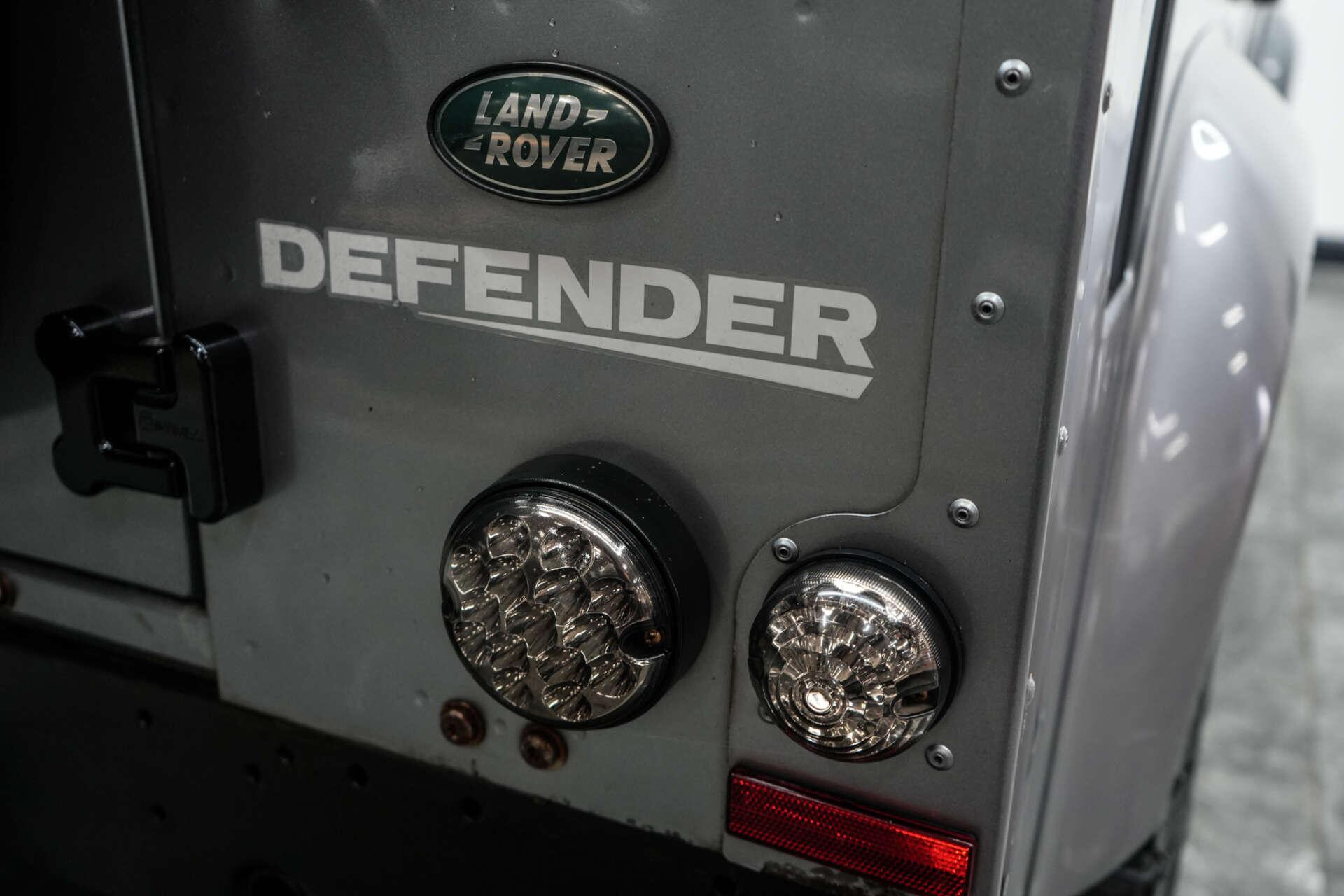 Land Rover Defender 90 view 9