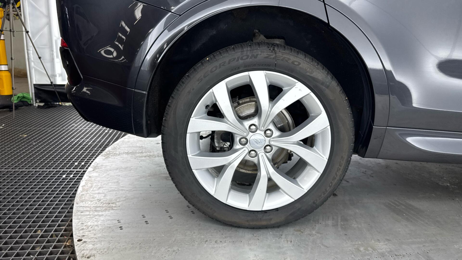 Land Rover Discovery Sport view 39