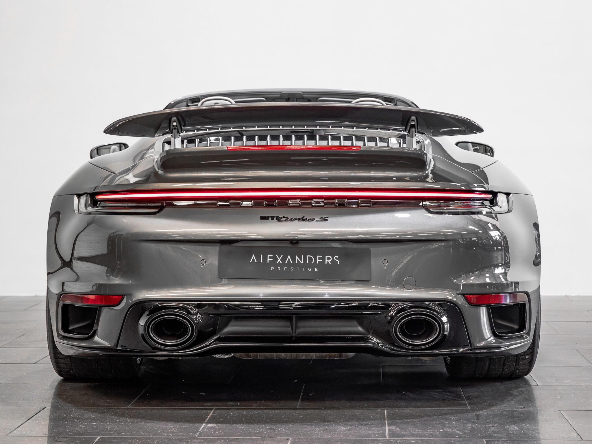 Porsche 911 view 11