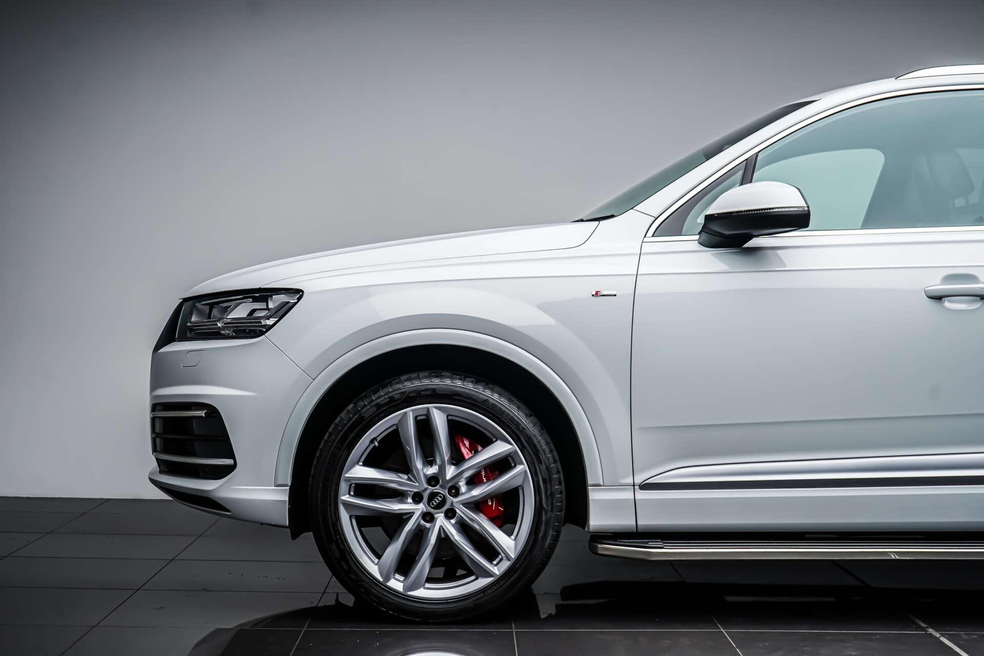 Audi Q7 view 12