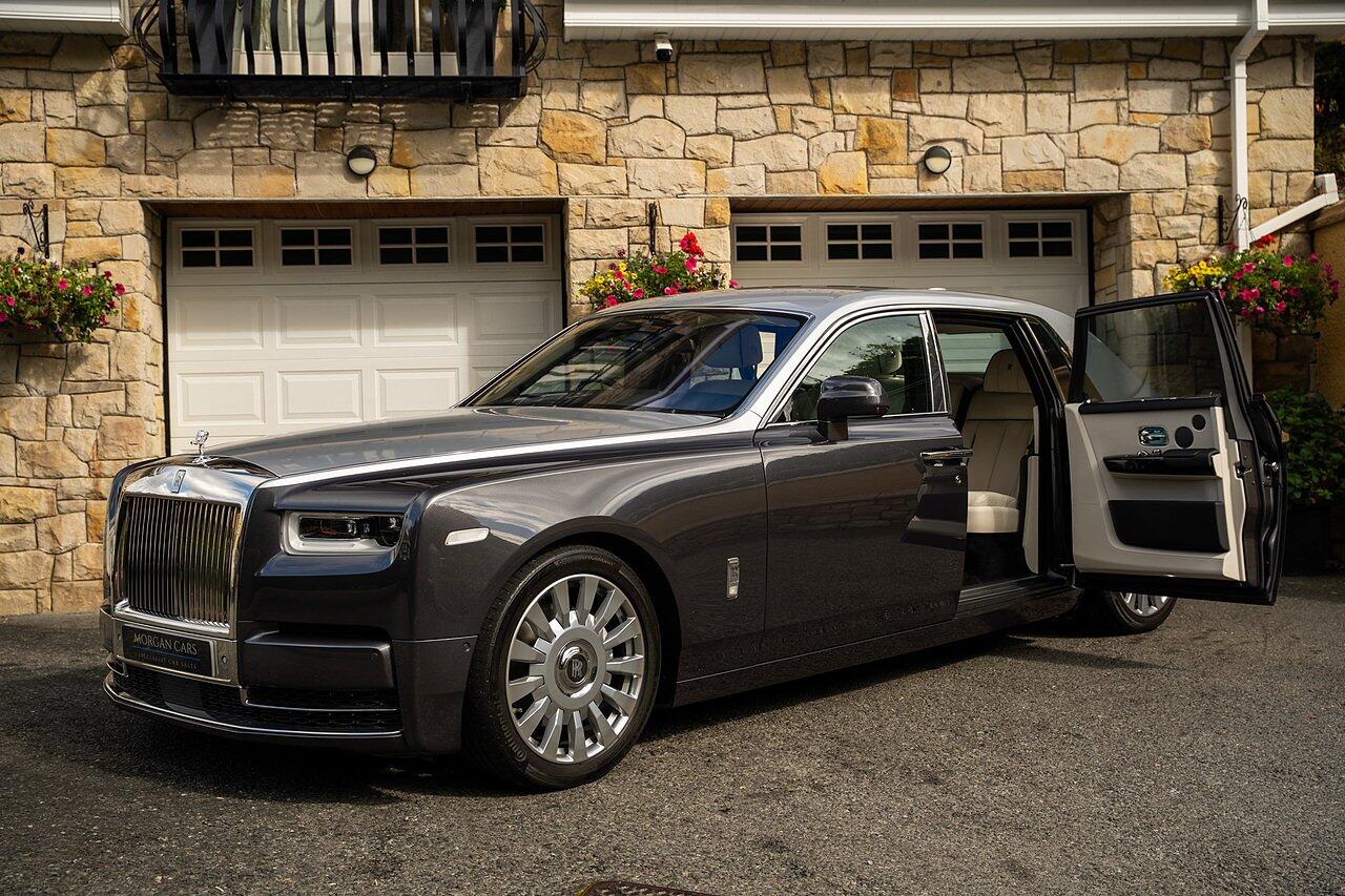 Rolls-Royce Phantom view 100