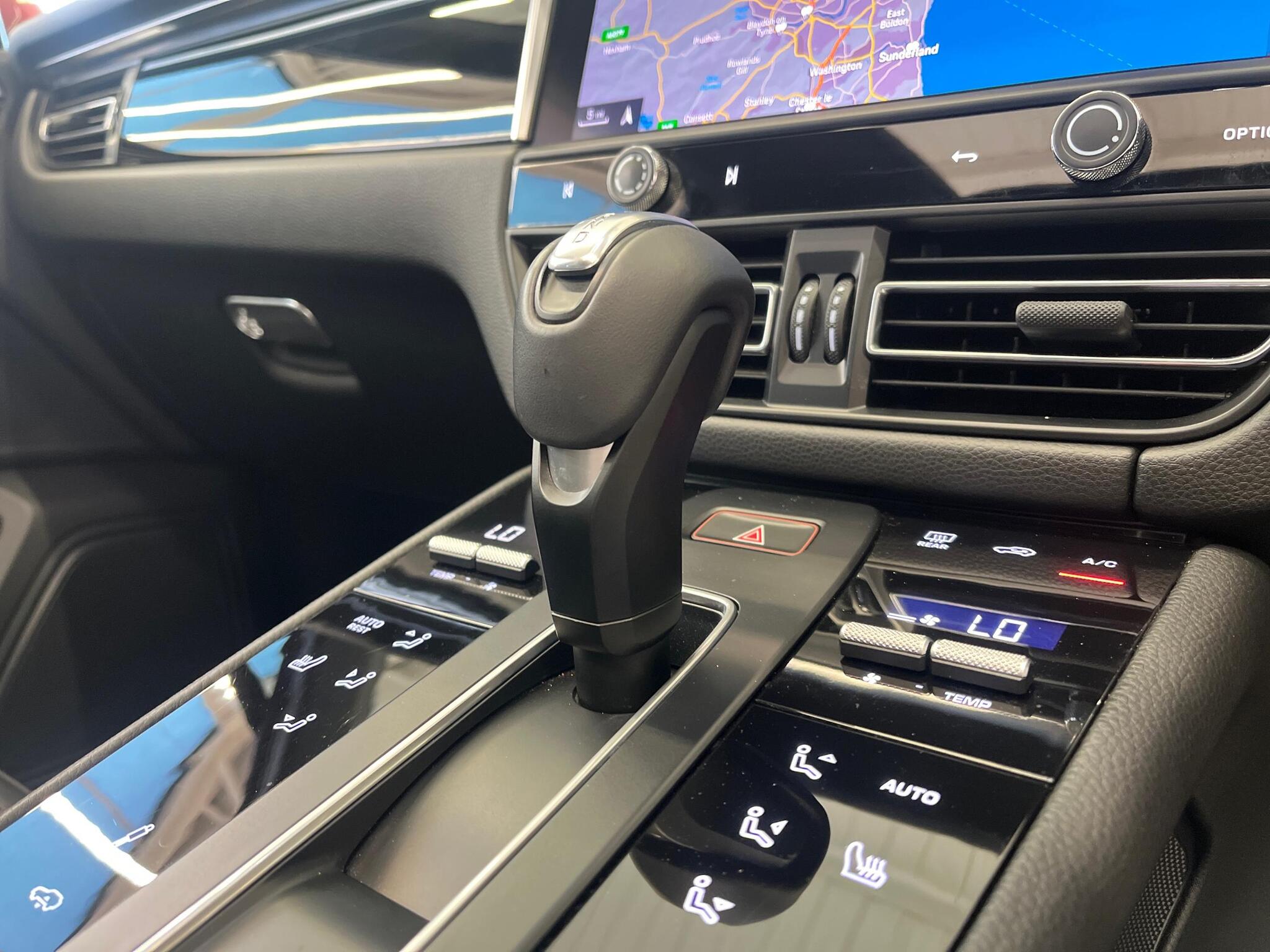 Porsche Macan view 12