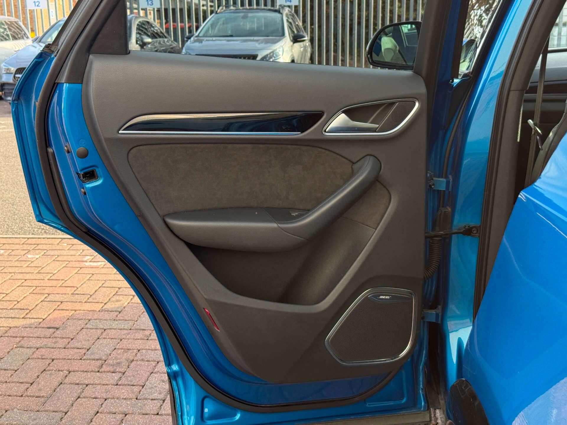Audi Q3 view 33