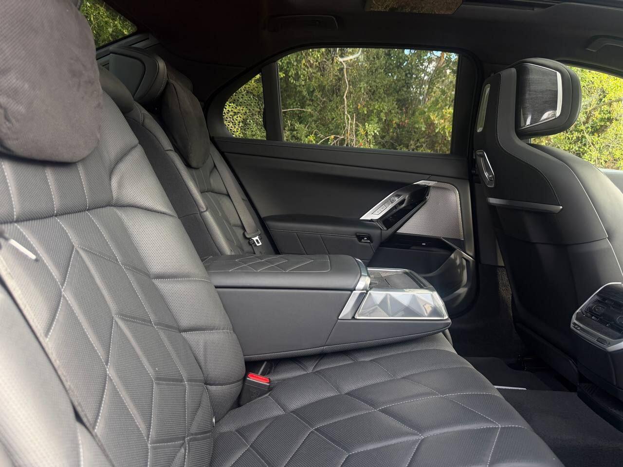 BMW 7 Series view 17