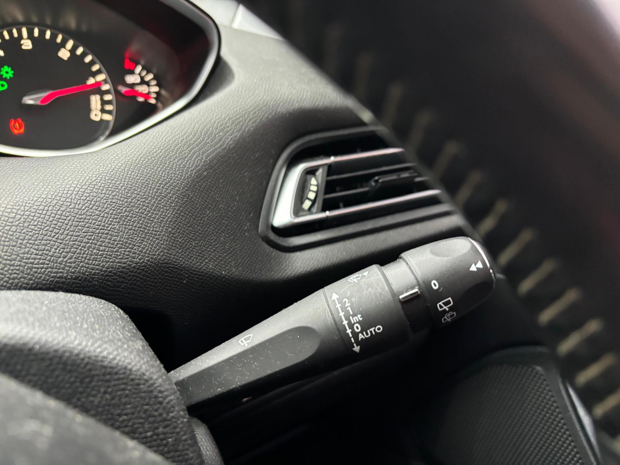 Peugeot 308 view 12