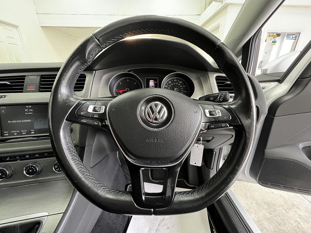Volkswagen Golf view 9