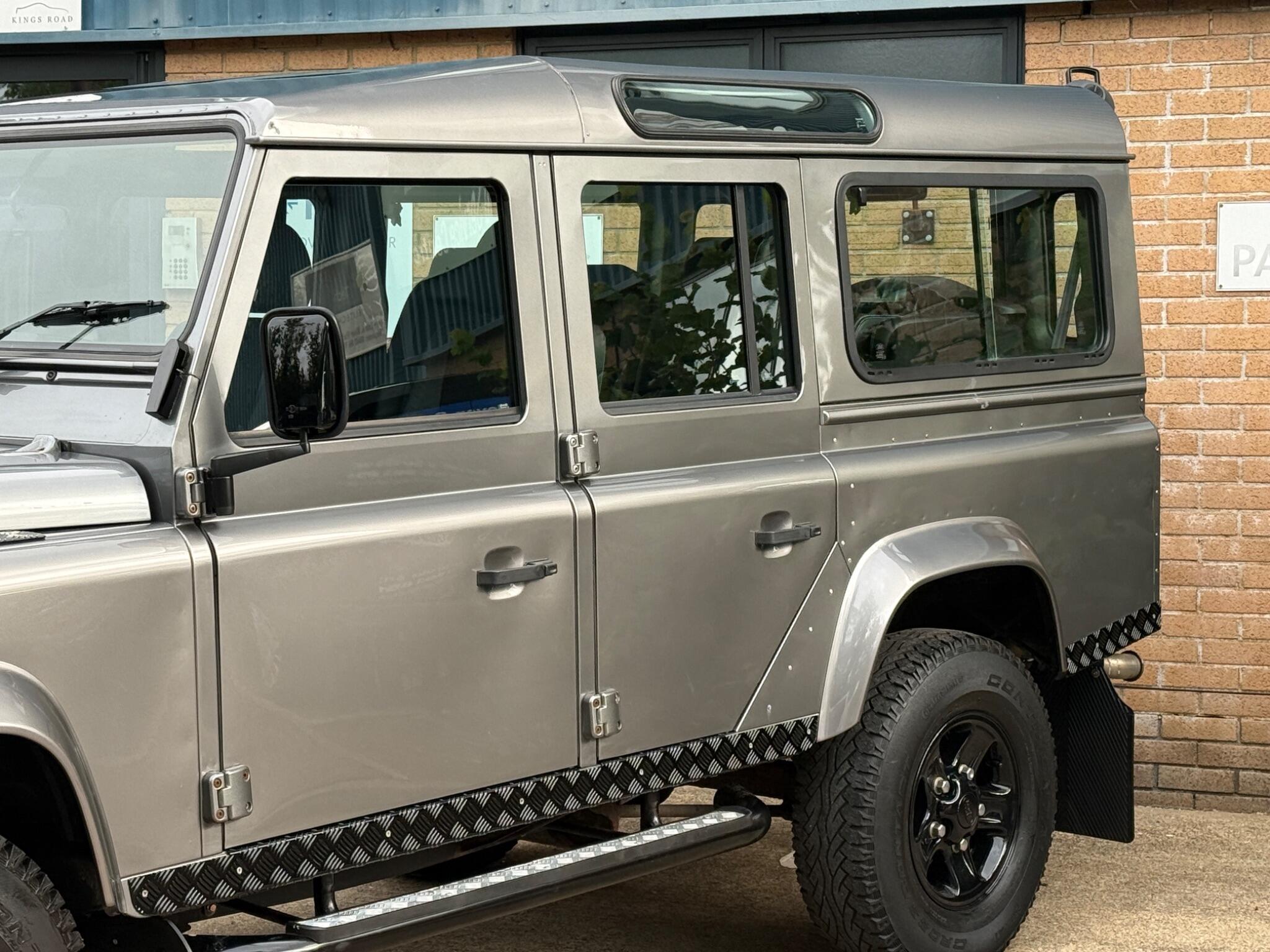 Land Rover Defender view 4