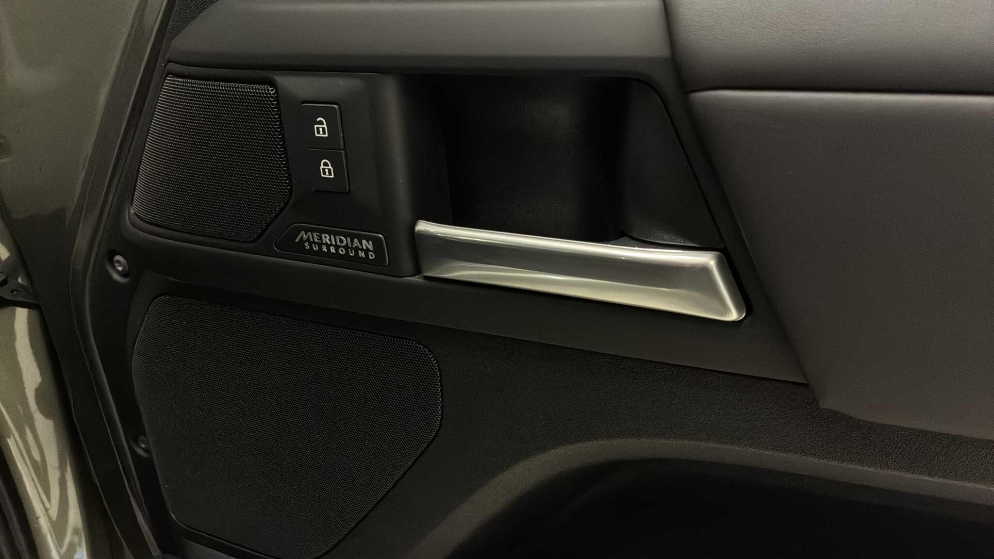 Land Rover Defender view 33