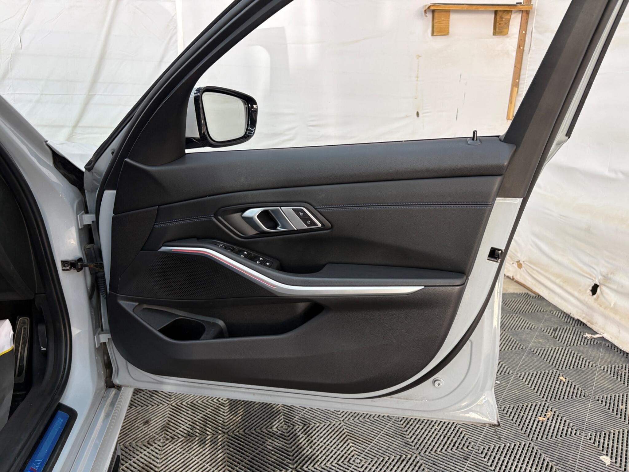 BMW 3 Series view 26